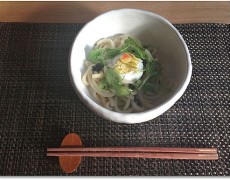 塩漬けスダチと海苔のうどん　ポーチドエッグ添え