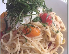 ツナとトマトの冷製パスタ　ポーチドエッグ添え